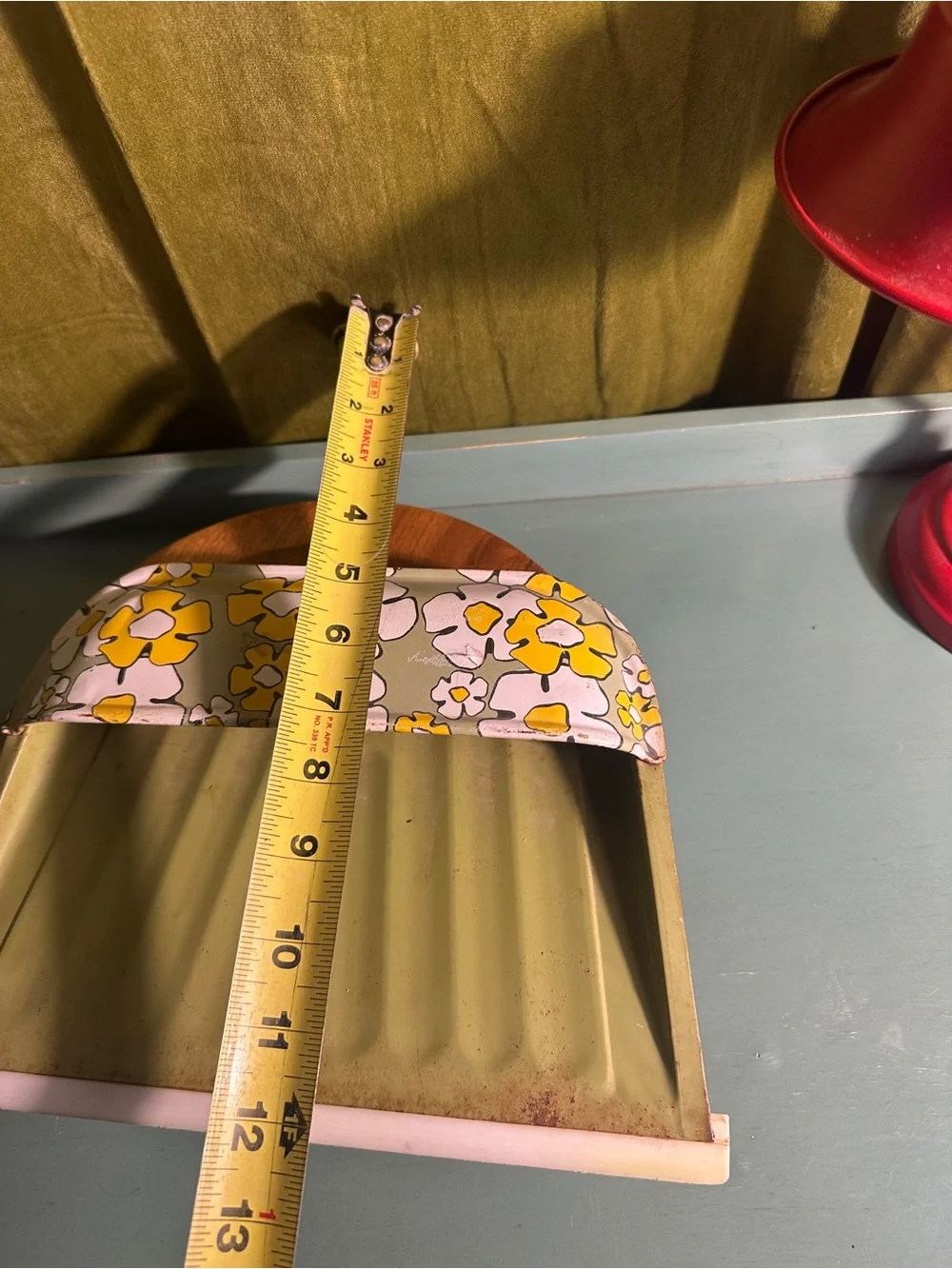 Vintage-Inspired Olive Green Floral Dustpan - Unbranded